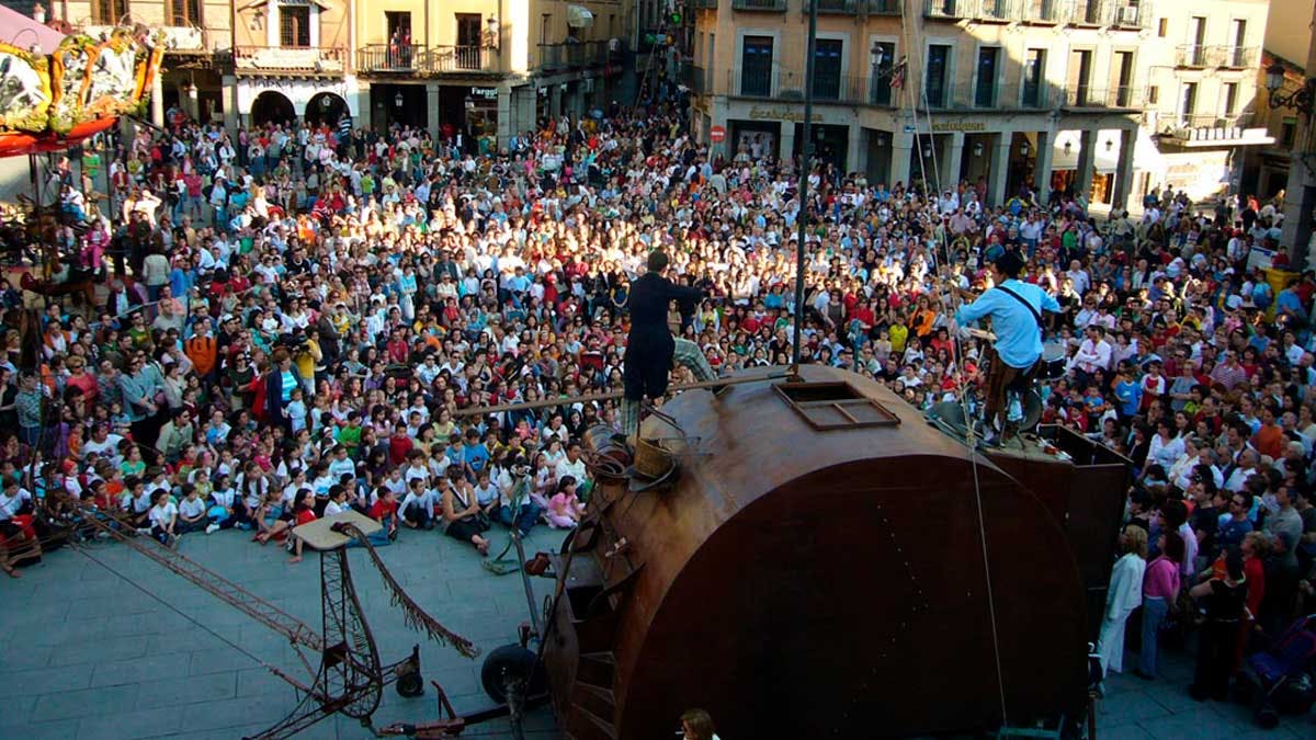 Actuación de la compañía Circ Panic en la plaza del Azoguejo de Segovia durante Titirimundi  ::  Titirimundi